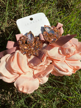Load image into Gallery viewer, Vintage Floral Pink Earrings