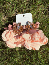 Load image into Gallery viewer, Vintage Floral Pink Earrings
